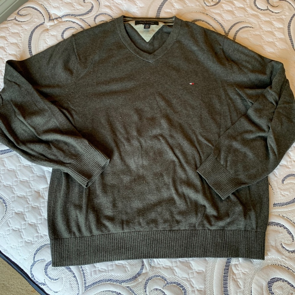 Tommy Hilfiger V-neck cotton sweater size Large